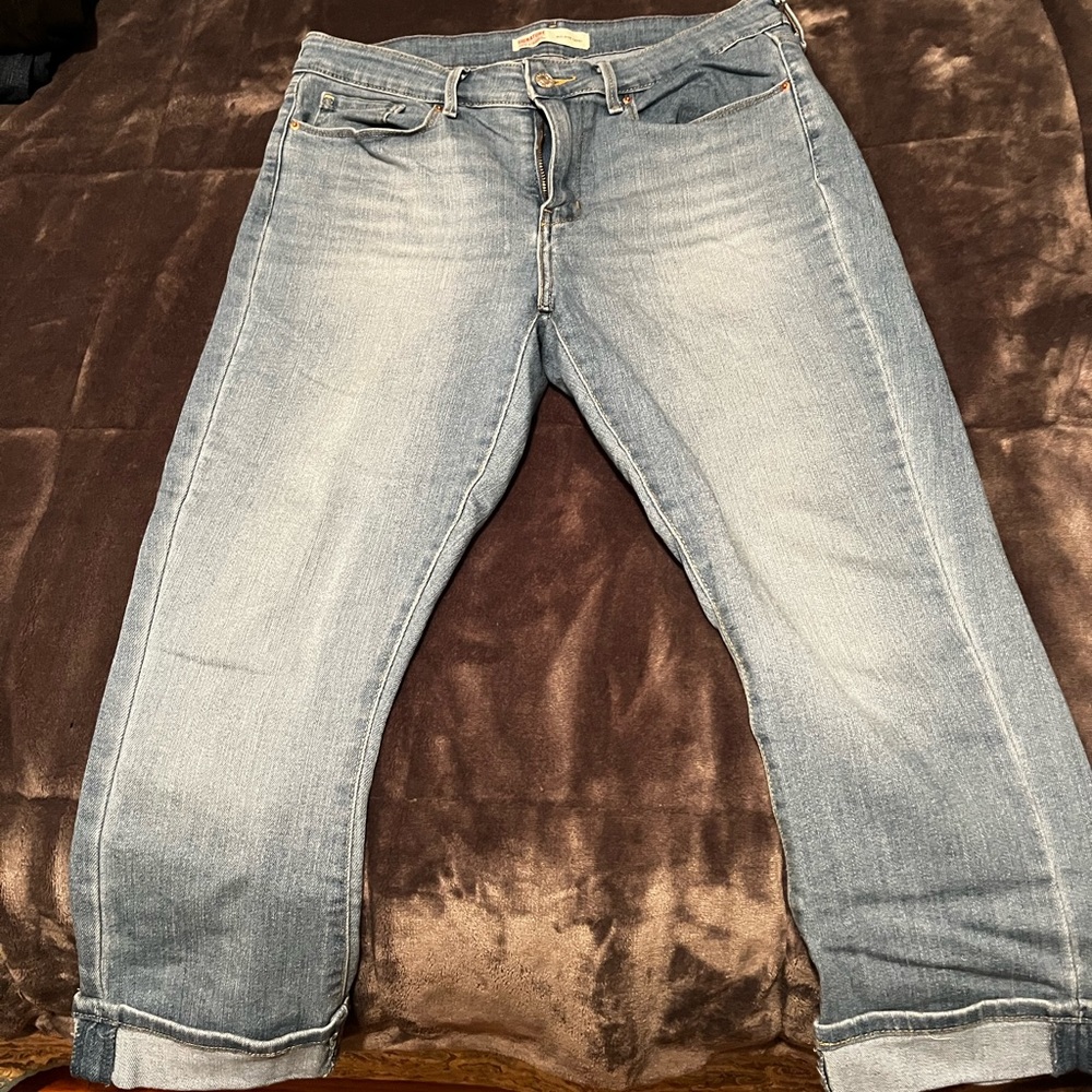 Levi Stratus Mid Rise Capri